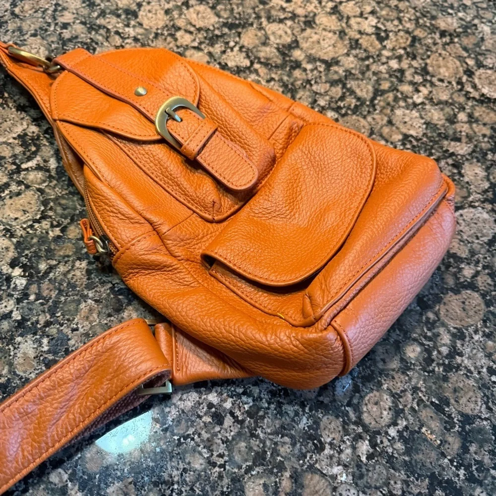 Amerileather Grylls Petite Sling Purse - Picture 2 of 12
